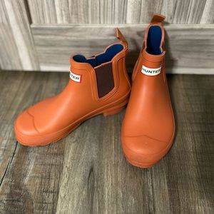 Hunter Chelsea boots, size 6, burgundy